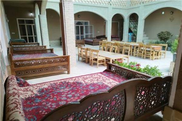 رستوران عمارت سنتی شاباز ورزنه
