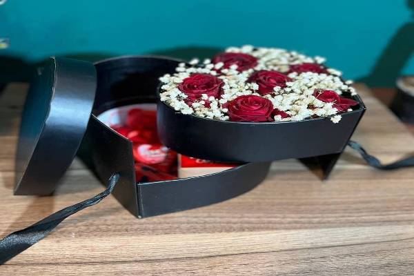 سفارش آنلاین دسته گل وباکس گل رز زیر قیمت گلفروشی