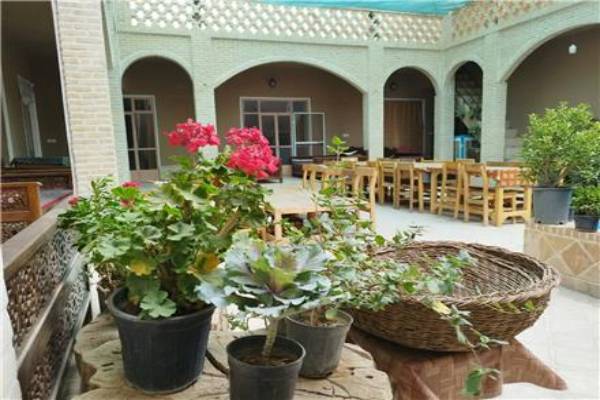 رستوران عمارت سنتی شاباز ورزنه