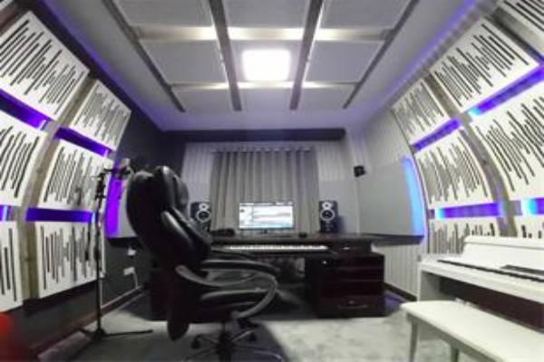 خدمات هنری جامع از تولید آهنگ تا برگزاری کنسرت